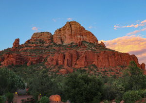Пейзаж с горами на фоне ясного голубого неба.